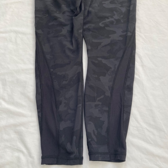 LuLuLemon x Barre 3 Train Times 7/8 Black Camo leggings - Picture 8 of 13
